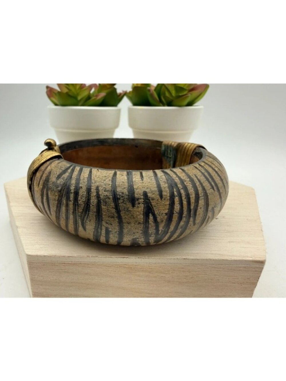 Vintage Chunky Carved Wood Hinged Bangle Bracelet Brass Tone Tribal Boho - Picture 3 of 8